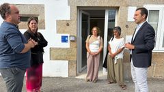 El delegado territorial de la Xunta en Lugo, Alfonso Villares (a la derecha), visit� ayer las instalaciones acompa�ado por la alcaldesa Dolores Garc�a y por Fernando P�rez, presidente de Dignidade.