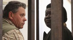 A la izquierda el cazador Theo Bronkhorst y a la derecha el gestionador del safari Honest Ndlovu, esperando a ser juzgados