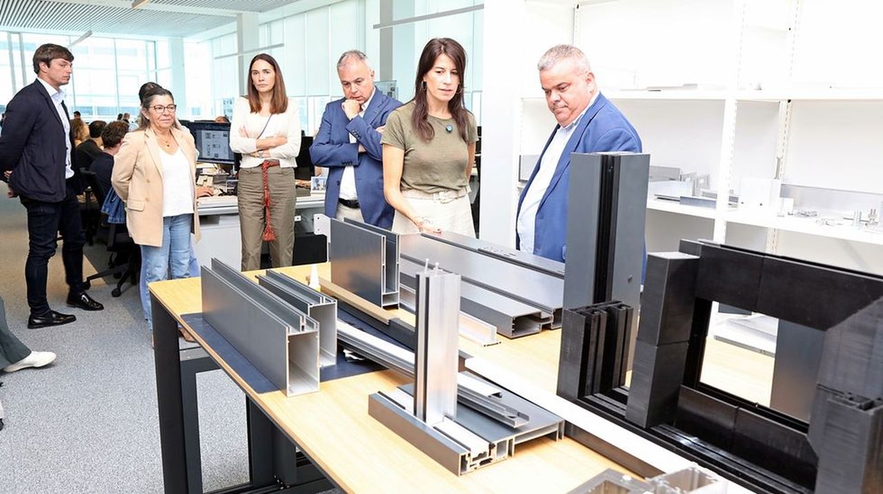 Allegue visita la empresa Cortizo, donde ha asegurado que el futuro de las viviendas pasa por la construcción industrializada
