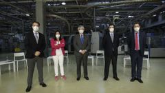 De izquierda a derecha, Andr�s Cerdeiras, director general de Cerdeimar; Rosa Nieto, directora general de Friscos; Juan Vieites, secretario general de Anfaco-Cecopesca; Iv�n Alonso, director general de Palacio de Oriente; y Jorge Eiroa, director de compras de Vegalsa-Eroski, posando tras la Mesa Saludable Origen Gallego celebrada en La Voz, con la rotativa al fondo