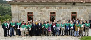 O conselleiro de Cultura, no centro, cos participantes do encontro na rectoral de Santo Andr�. 