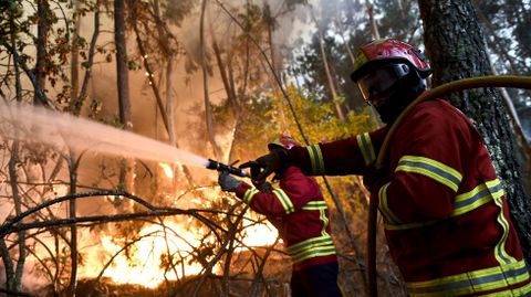 Labores de extinci�n en el incendio en Boa Aldeia, en la regi�n de Viseu