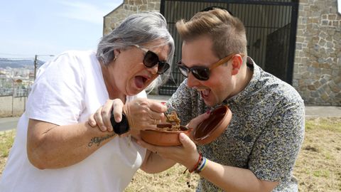 Natalia Mui�os y Rub�n P�rez, organizadores de los callos de Santa Mari�a, degustan el manjar ante el Cristo de Segura Torrella