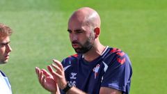 El entrenador del Celta, Claudio Gir�ldez, en un entrenamiento.
