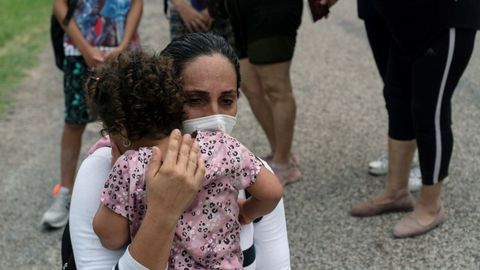 Una mujer venezolana abraza a su hija mientras espera la llegada de laUna madre migrante de Venezuela que busca asilo abraza a su hijo mientras esperan ser transportados por las Patrullas Fronterizas de los Estados Unidos despu�s de cruzar el r�o Grande 