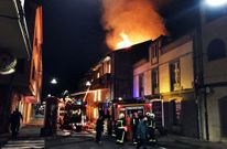 Imagen del incendio en la calle San Lois, que se produjo a las cuatro y media de la ma�ana. 