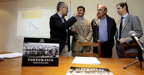 Vazquez, Jurez, Serrano y Marn, de izquierda a derecha, conversando ayer en Portomarn.