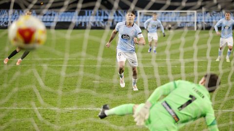 Pablo Meix�s, en el momento de anotar el 1-0 para el Celta Fortuna ante el Zamora, de penalti.