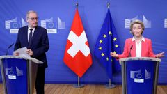 El presidente suizo, Guy Parmelin, junto a la presidenta de la Comisi�n Europea, Ursula von der Leyen