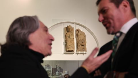 El concejal de Cultura de Barcelona y el conselleiro de Cultura, este viernes ante las dos tallas de Carboeiro en el Museo das Peregrinaci&oacute;ns, tras el acuerdo alcanzado para el pr&eacute;stamo por diez a&ntilde;os y prorrogable por otros diez