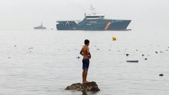 Un joven marroqu�, con el buque de la Guardia Civil de fondo, en una imagen del 31 de julio.