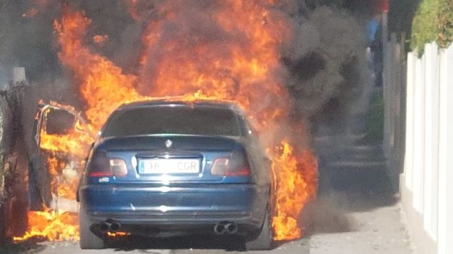 Dos hermanos y sus dos hijos peque�os logran abandonar un coche antes de que lo consuman las llamas en Poio