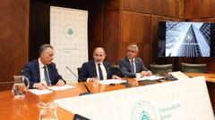 De izquierda a derecha, Jos� Antonio D�az Lago, gerente de la Universidad de Oviedo; Ignacio Villaverde, rector de la Universidad de Oviedo, y Jos� Miguel Garc�a Arias, vicerrector de Gesti�n Acad�mica.