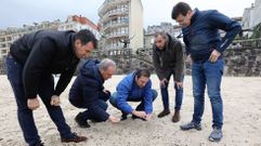 El conselleiro do Mar, Alfonso Villares, visita la playa de Silgar, en Sanxenxo, a d�nde han arribado bolitas de pl�stico del vertido del Toconao