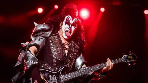 Gene Simmons, bajista de Kiss, durante concierto en Portugal