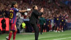 Lamine Yamal y Simeone, en la banda durante el partido de este martes.
