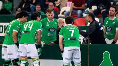 Varios jugadores del Liceo conversan con el t�cnico Juan Copa durante el partido ante el Lleida en el Palacio de los Deportes de Riazor.