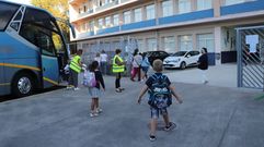 Llegada de un autob�s escolar al centro, en Muros