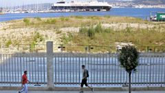Vista de la nueva explanada desde el Auditorio Mar de Vigo. El espacio está diseñado para labores logísticas de camiones.