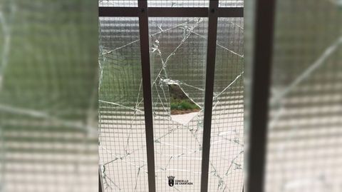 Uno de los cristales rotos en las gamberradas de esta semana en el polideportivo municipal de Chantada