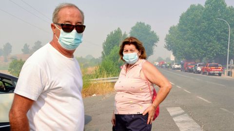 Vecinos de Navaluenga utilizan mascarillas para protegerse del humo del incendio de Burgohondo