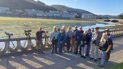 El grupo de ornitlogos austracos, este lunes a primera hora observando aves en la ra de Viveiro