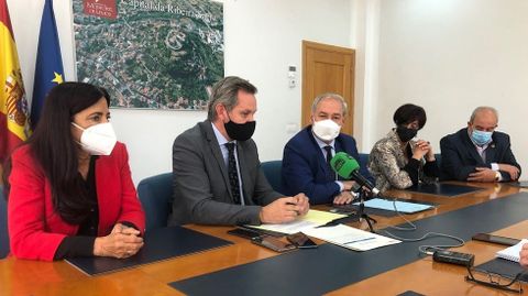 Mi�ones, segundo por la izquierda, junto a Tom�, hizo balance de las inversiones del Gobierno