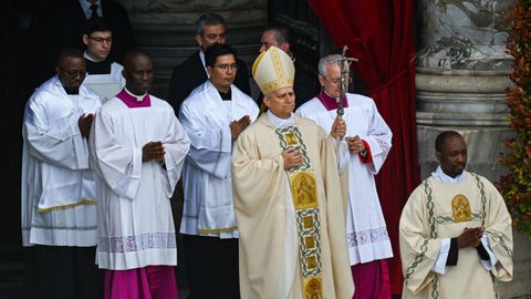 El papa Len XIV durante su llegada para presidir en la plaza de San Pedro la misa que da inicio al pontificado.
