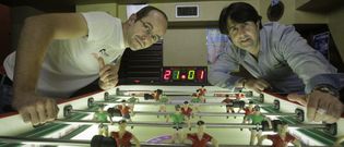 Alejadro Seoane (izquierda) y Alberto Cabanas, en el bar Venus, uno de los templos del futbol�n en A Coru�a. 