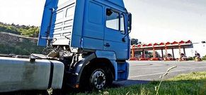 La mala ubicaci�n del cami�n oblig� a se�alizar la zona para evitar posibles accidentes.