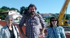 Lidia Senra, con Rub�n P�rez y Marga L. Barreiro, ayer junto a las obras de la depuradora del Lagares. 