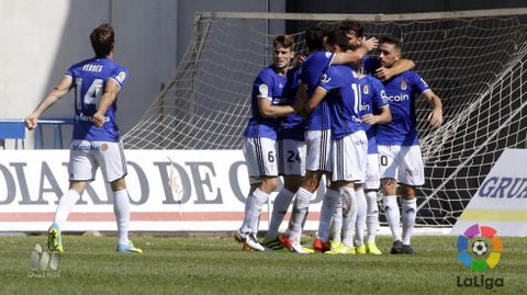 Los jugadores del Oviedo celebran uno de sus goles