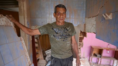 En la fotograf�a Wilman Gonz�lez en su vivienda, alcanzado durante los combates, en Catia La Mar. Su t�a, Rosa Elena, muri� tras el ataque