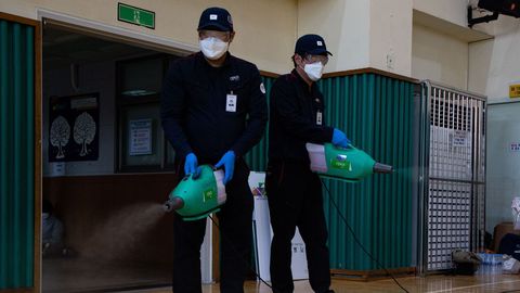 Trabajadores desinfectan un colegio electoral para la celebracin de las elecciones generales en Seul, Corea