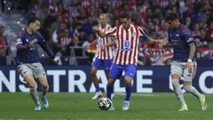 El centrocampista del Atl�tico Koke Resurrecci�n controla el bal�n ante Hincapie, del Arsenal