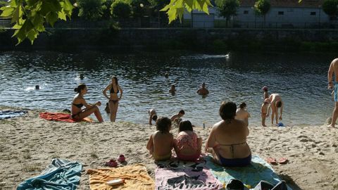 Zona de baño en el río Avia, en el área recreativa fluvial de O Salgueiral.