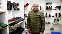 Jos� Lamelas, de la zapater�a Elvi caballero, en las Galer�as Oliva. 