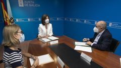 El alcalde y la conselleira firmaron este viernes el convenio en Santiago