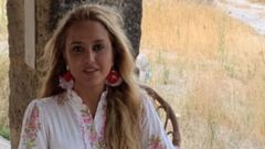 Esther Garc�a, la dise�adora, con un vestigo floreado de una de las colecciones de su marca