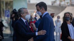 Pedro Snchez y el presidente del Cerde d'Economa, Javier Faus, se saludan este viernes en Barcelona