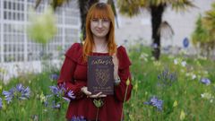 Tamara Allegue posa junto a su libro, �Catarsis�.