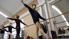 Los bailarines usan m�scaras protectoras mientras entrenan en la �pera y el Teatro de Ballet Acad�mico Nacional de Bielorrusia