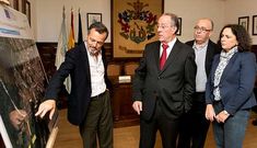 Hern�ndez, los alcaldes de Negreira y A Ba�a y la delegada de la Xunta en la provincia, Bel�n Docampo.