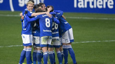 Los jugadores del Oviedo celebran la victoria ante el Zaragoza