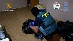 Parte de la droga incautada por la Guardia Civil en uno de los registros