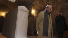 Siza juega con la luz y el contraste de m�rmol y granito en su creaci�n de arquitectura funeraria.