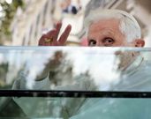 Mientras Juan Pablo II ofreci� su martirio al mundo, Benedicto XVI opt� por una renuncia a tiempo antes de que empeore su salud.