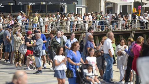 Miles de personas aglomeradas en una fila que superaba los 200 metros en el entorno portuario de Sanxenxo.
