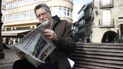 Daro Xohn Cabana, lendo La Voz de Galicia na praza Maior de Lugo.