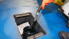 El aceite que se cambia a los coches se deposita en un contenedor especial que luego recogen los gestores autorizados